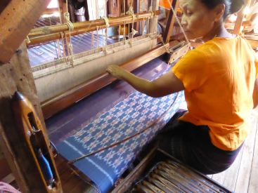 weaving lotus fibre cloth